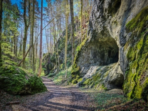 Von malerischen Felsen umrahmter Weg bergauf