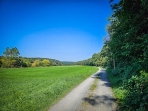 Wandern am Fuß des Hangs entlang