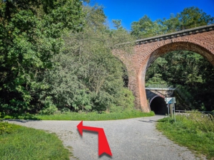 Idyllisch gelegene alte Eisenbahnbrücke