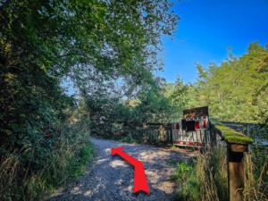 Holzbrücke gesperrt. Hier links hinauf.