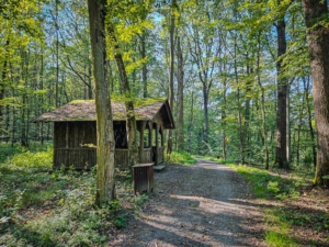 An der Wetterschutzhütte vorbei