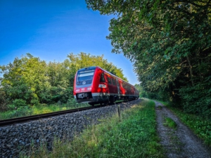 Weg an den Bahngleisen entlang