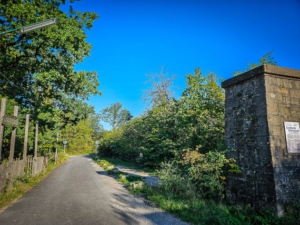 Weg an den Parkplätzen vorbei