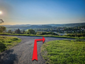 Auf schmaler geteerter Straße nach rechts unten abbiegen