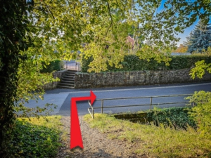 Auf der Straße rechts abbiegen und zum Zielpunkt