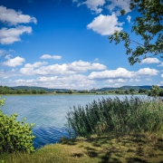 Großer See Kieswäsch nicht weit vom Mainzusammenfluss entfernt