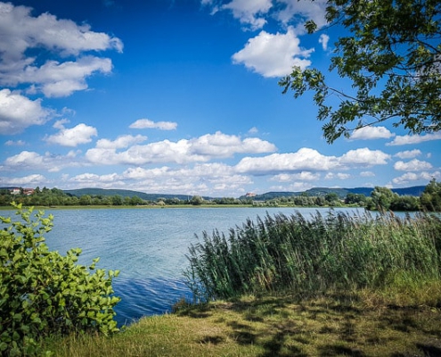 Großer See Kieswäsch nicht weit vom Mainzusammenfluss entfernt