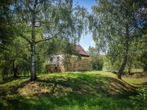 Historischer Wehrturm mit Graben