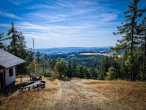 Ausblick an der Bergwachthütte am Döbraberg