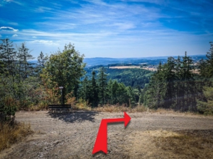 Unterhalb der Bergwachthütte rechts abbiegen