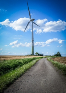 Windrad auf der Freifläche über dem Itzgrund