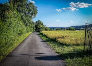 Gerader, geteerter Weg