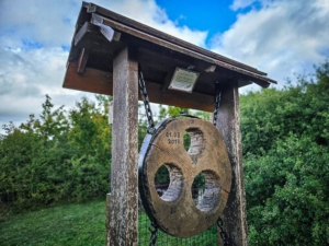 Baumstamm mit drei Löchern-Tafel