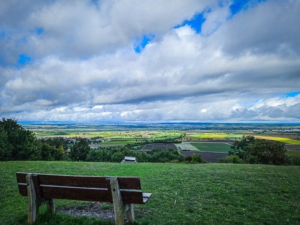 Unterer Bergsattel bereits mit weitem Ausblick