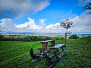 Beim Weg bergan an dieser Schlitten-Sitzgruppe vorbei