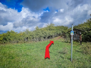 Nach rechts über kleine Anhöhe hinweg