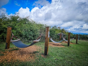 Weitere Plattform, auf der mehrere Hängematten stehen