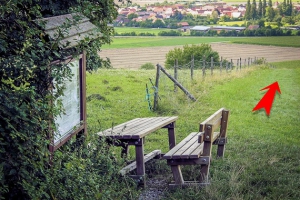 Sitzgruppe mit Infotafel