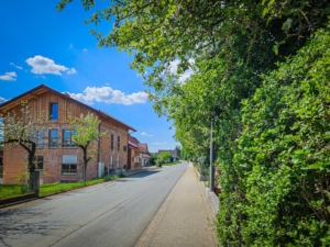 Rechts auf dem Gehsteig aus dem Ort hinaus