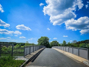 Mit der Brücke über die Autobahn