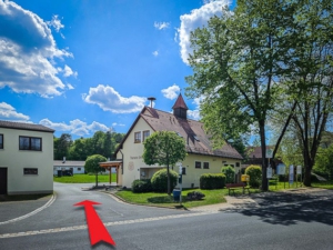 Über die Hauptstraße und links am Feuerwehrhaus von Ottenhof vorbei