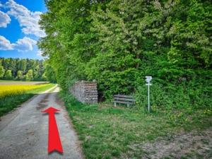 Den Wegweisern geradeaus folgen