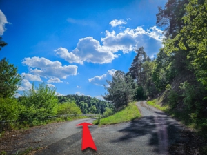An Gabelung inks und dann kurz oberhalb der Autobahn entlang