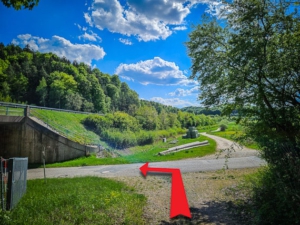 Unten nach links abbiegen hin zur Autobahn