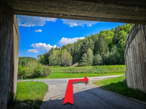 Unter Autobahn hindurch und dann nach rechts abbiegen