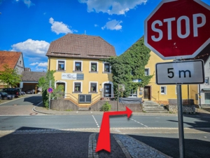 In der Ortsmitte von Plech an der Hauptstraße nach rechts unten abbiegen