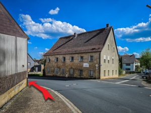 Unten der Linkskurve folgend aus dem Ort hinaus