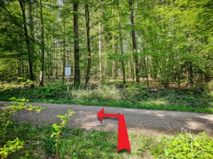 Oben auf breitem Schotterweg nach links abbiegen
