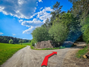 Rechts hinauf nach Bernheck abbiegen