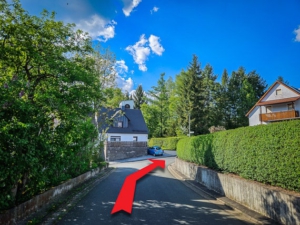 In Bernheck vor der kleinen Kirche nach rechts oben abbiegen