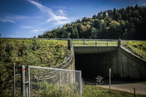 Unter Autobahn hindurch