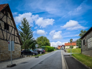 Straße mit leichtem Anstieg