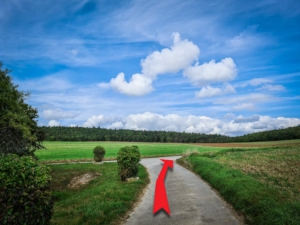 Am Ende des geteerten Weges nach rechts oben