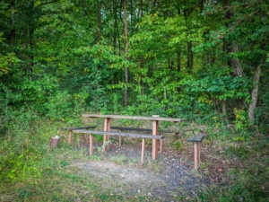 Sitzgruppe am Waldrand mit Ausblick