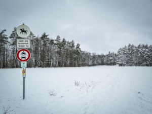 An Forstweg-Schild vorbei Richtung Anzberg