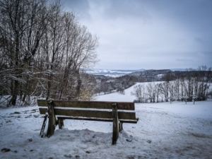 Bank mit Aussicht vor Sträublingshof