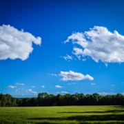 Weiter Himmel über dem Dornig