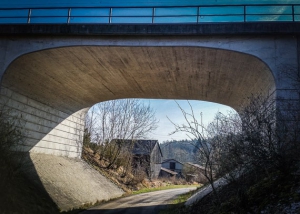 Unter Bahngleisen hindurch