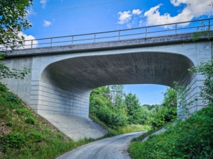 Unter Bahngleisen hindurch