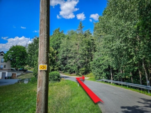 Vor „Fischzucht Seehof“ nach rechts in den Wald