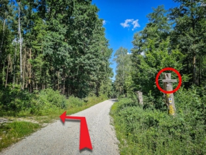 Links abbiegen auf Pfad bergauf
