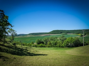 In breiter Mulde nach unten