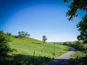 Weg an Hügel entlang